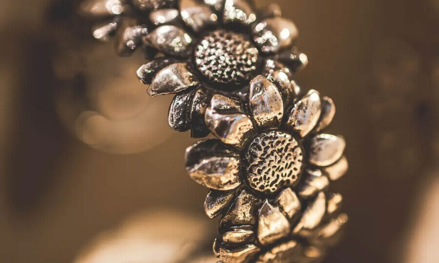 Bracciale in argento con girasoli in rilievo, bijoux artigianale fatto a mano da Macallè