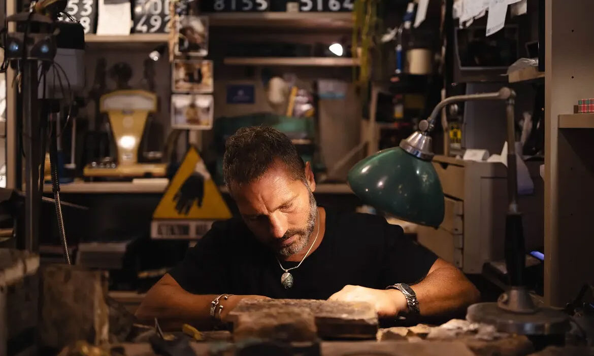 Matteo Macallè al lavoro nel suo laboratorio orafo, terza generazione a San Gimignano