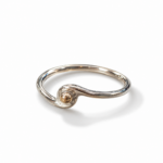 Anello pallino solitario